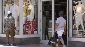 Los consumidores todavía tienen ahorros significativos, en promedio, reforzados por los cheques de ayuda del gobierno de la era de la pandemia.