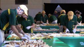Récord Guiness con la línea de hot dogs más larga del mundo en Nueva York