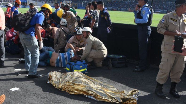 Honduras vela a los cuatro muertos de estampida en estadio