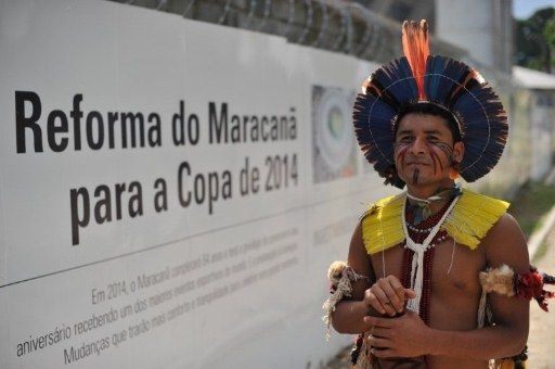 Indígenas brasileños reclaman tierras frente al mítico Maracaná