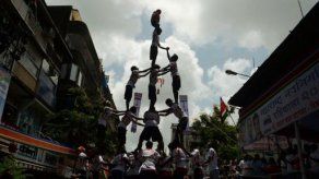 Devotos hindúes forman pirámide humana por las fiestas de Janmashtami