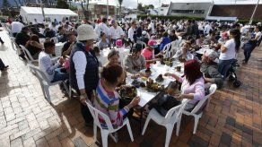 Migrantes venezolanos desayunan con sus vecinos colombianos