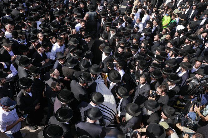 Judíos ultraortodoxos participan en el funeral de una víctima de la estampida.