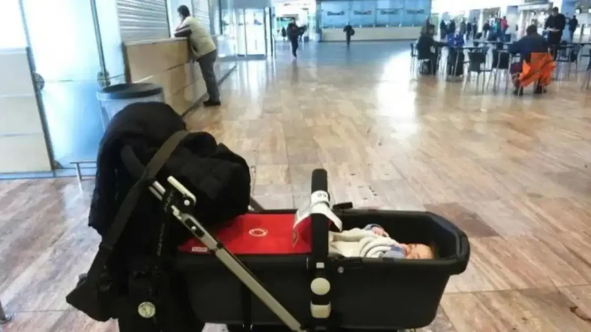 Bebé abandonado en aeropuerto