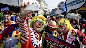 Centenares de payasos conmemoran su día en Guatemala