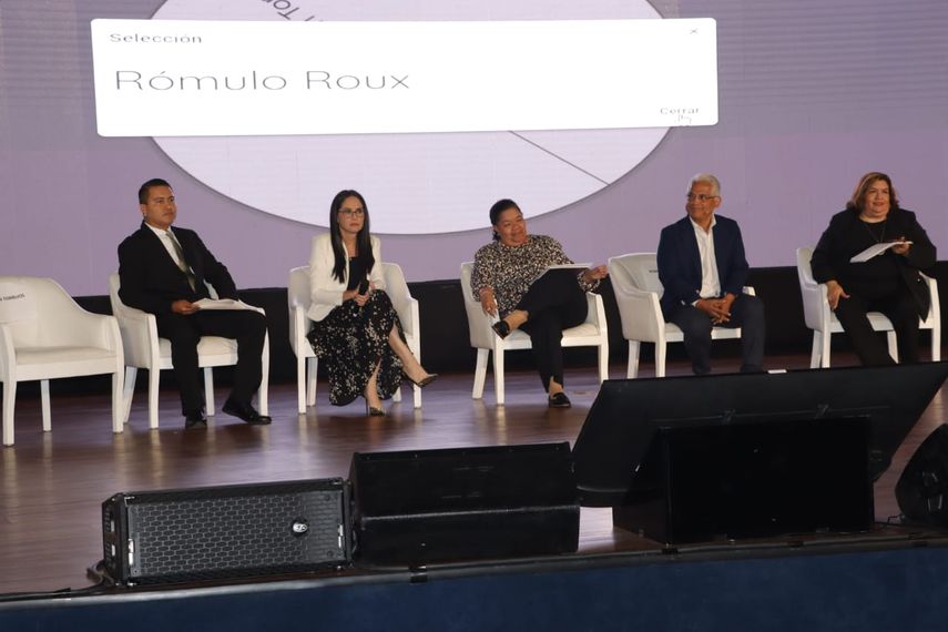 Candidatos presidenciales participan en foro sobre la libertad de expresión