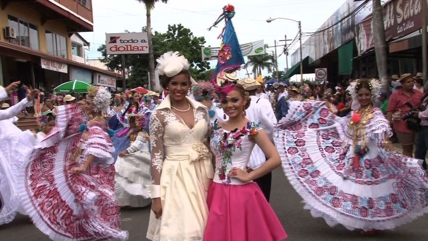 Reinas de Calle Abajo y Calle Arriba en desfile cívico de Las Tablas