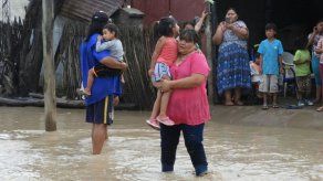 Miles de evacuados por lluvias y desborde de río al norte de Argentina