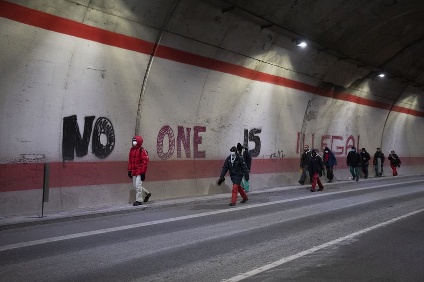 Los trabajadores humanitarios temen que los afganos más acostumbrados a las montañas y los peligros del invierno estén tomando rutas más peligrosas por la nieve que los migrantes de climas más cálidos.
