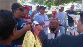 Trabajadores de la ACP se encadenan en rechazo a destituciones Trabajadores de la ACP se encadenan en rechazo a destituciones