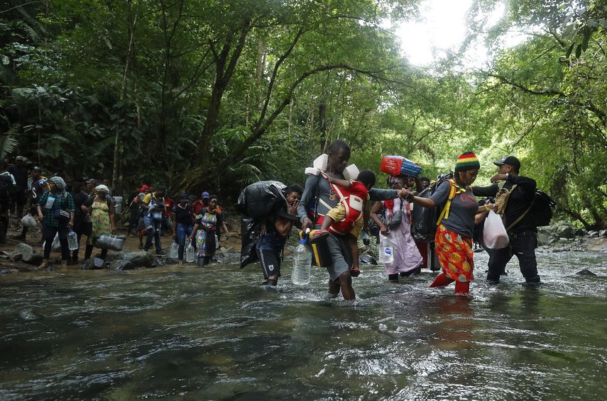 Migrantes haitianos en su camino hacia Panamá por el Tapón del Darién.