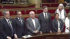 Cataluña proclama su independencia, Madrid aprueba intervención