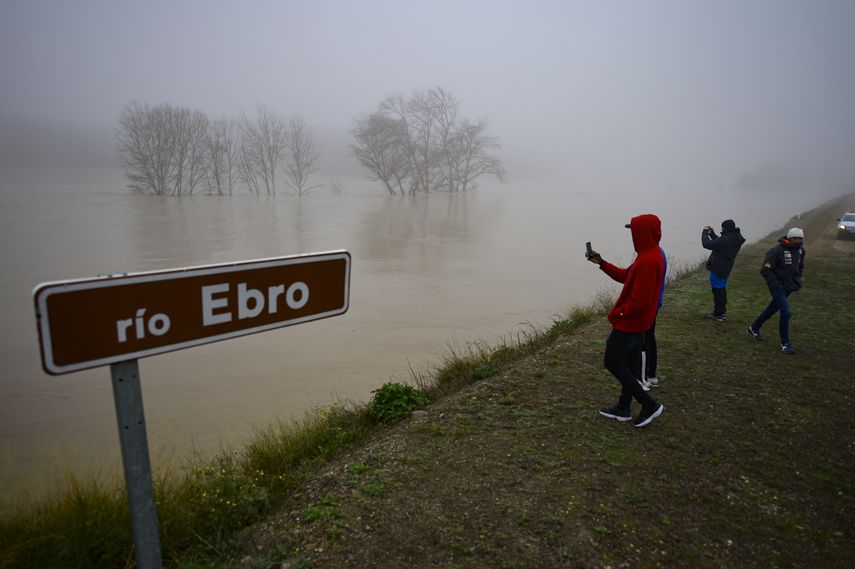 La combinación de las severas lluvias y la nieve derretida causaron el desborde del río Ebro.