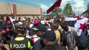 PN impide el ingreso de un grupo de trabajadores a la ruta del desfile en Colón PN impide el ingreso de un grupo de trabajadores a la ruta del desfile en Colón