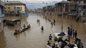 Vuelan diques ante inundaciones en Pakistán
