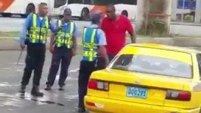 Multan a taxista que agredió a inspector de tránsito y cancelan certificado de operación Multan a taxista que agredió a inspector de tránsito y cancelan certificado de operación