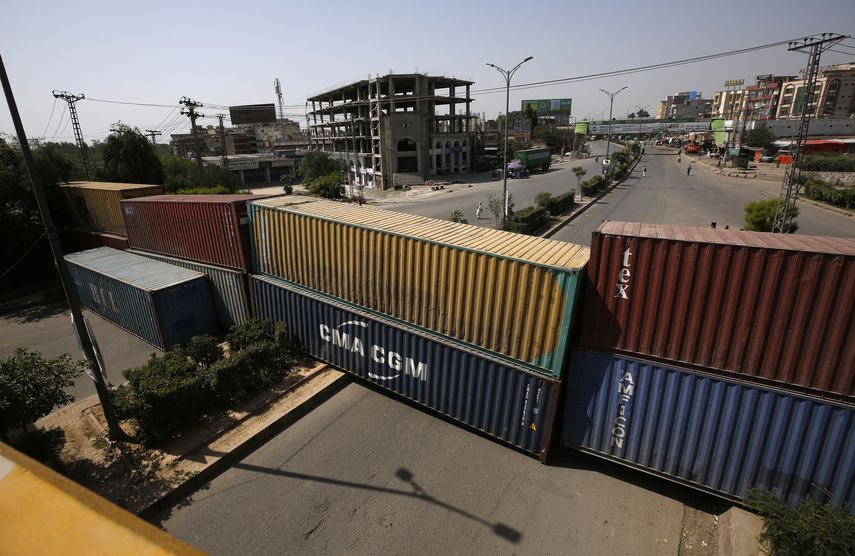 Las autoridades en Pakistán bloquearon las principales carreteras de acceso a la capital