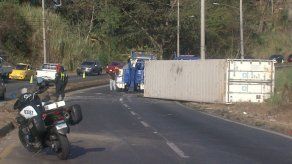 Vía Centenario despejada tras remoción de contenedor que cayó de articulado