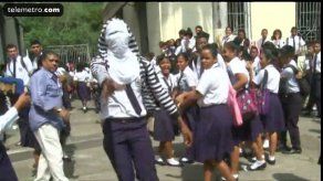 Institutores enmascarados vandalizan plantel y atacan a camarógrafo