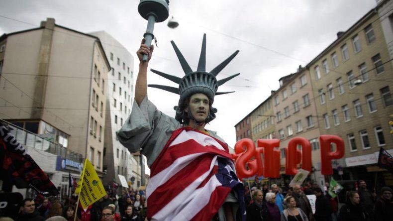 Francia quiere que UE detenga negociación del TTIP con EEUU