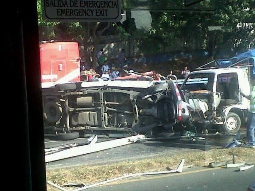 Vehículo termina volcado frente a CSS tras accidente, hay dos heridos