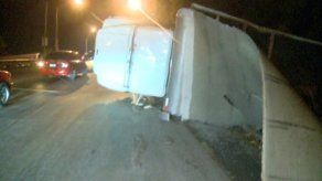 Camión cargado de mercancía se vuelca en Puente de Arraiján