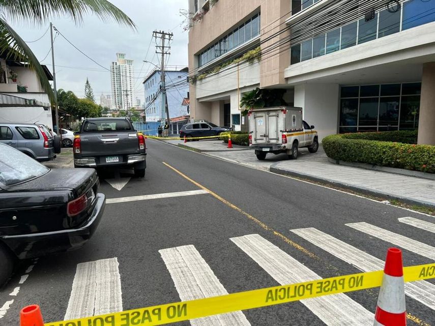 El lugar fue acordonado por la Policía Nacional y peritos del Ministerio Público iniciaron la recolección de indicios para dar con la captura de el o los autores del homicidio.