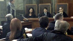 Mujer testifica sobre fiestas de Berlusconi