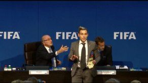 Un cómico británico arroja billetes sobre Blatter en conferencia de prensa