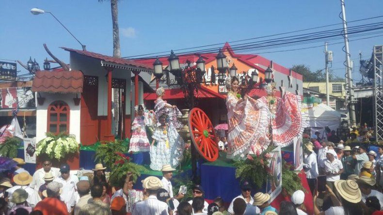 Las Tablas vive multitudinario Desfile de las Mil Polleras
