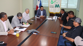 Autoridades de la presidencia y la AAUD se reúnen con transportistas.