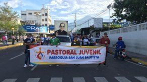 Salvadoreños peregrinan en honor a monseñor Romero