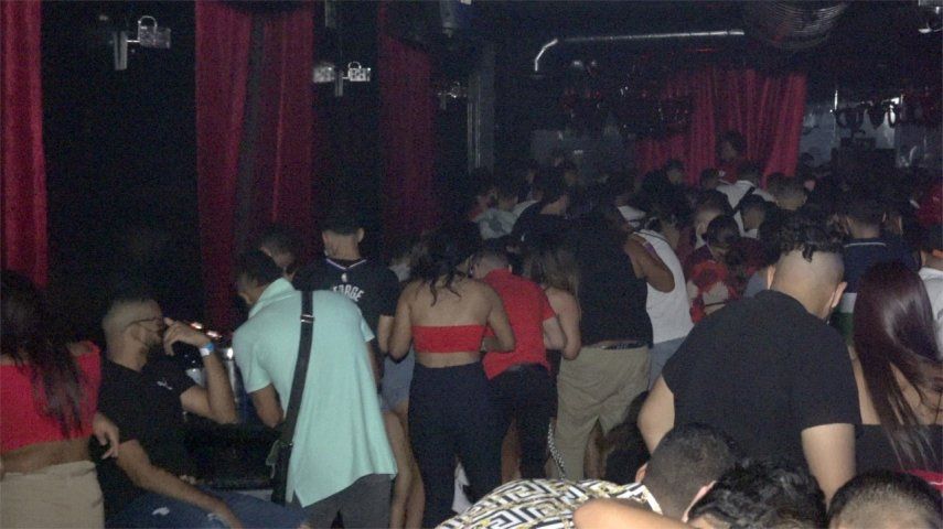 Unos 67 menores de edad fueron sorprendidos dentro de este bar en el Casco Antiguo.