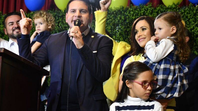 Costa Rica va a balotaje entre predicador evangélico y exministro oficialista