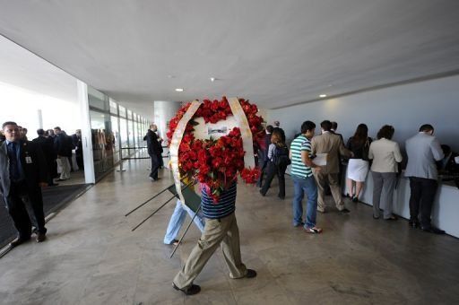 El féretro de Niemeyer viaja a Brasilia para despedida