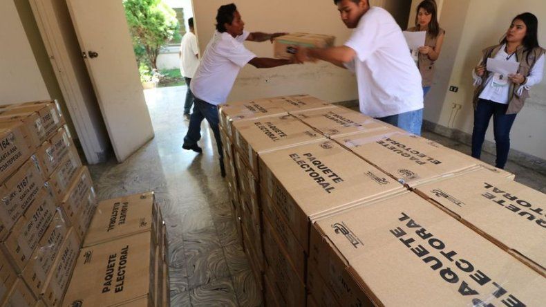 Ente electoral de El Salvador distribuye más de 6.660 paquetes electorales