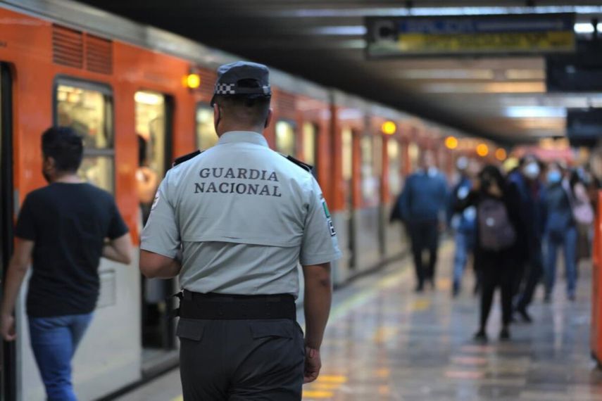Presencia de la Guardia Nacional en las instalaciones del metro de Ciudad de México.