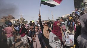 En un video se aprecia a miles de manifestantes en el distrito Bahri de Jartum, muchos de ellos ondeando banderas de Sudán.