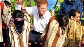 Príncipe Enrique visita en Chile los cerros quemados de Valparaíso