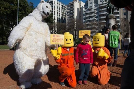 Greenpeace instala ladrillo gigante en Buenos Aires para salvar el Ártico