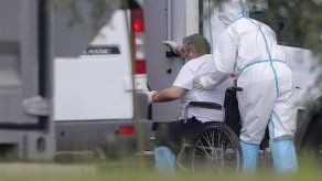 Un sanitario traslada a un hospital a un enfermo de COVID-19, en Moscú.