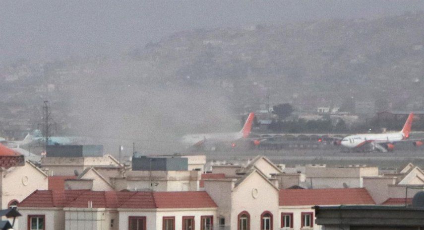 Vista del Aeropuerto de Kabul tras las explosiones.