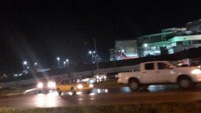 Mula colisiona contra poste en plaza hacia el Centenario