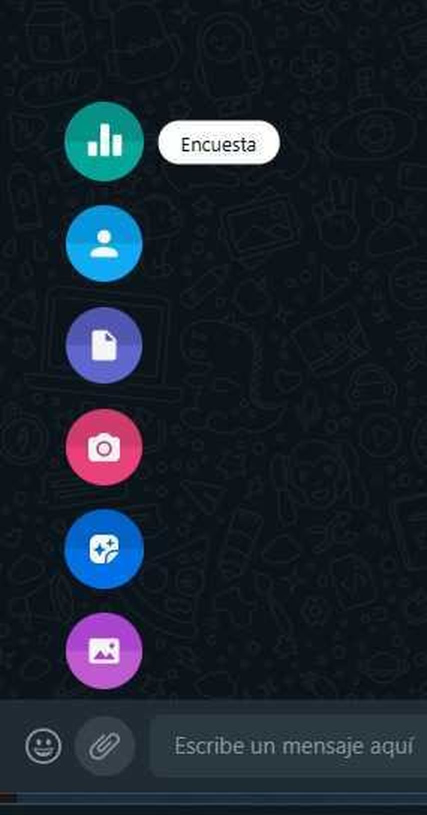 Abre un chat y presiona el icono de adjuntar archivo