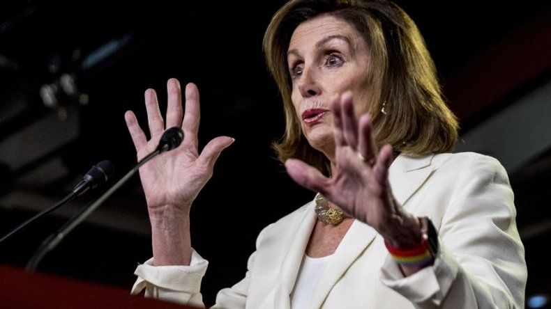 Trump defiende a Pelosi en lucha contra demócratas jóvenes