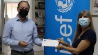 Betzalel Kenigsztein, en representación de Fundación CWP, entrega donación Alejandra Trossero, representante interina de Unicef Panamá. Betzalel Kenigsztein, en representación de Fundación CWP, entrega donación Alejandra Trossero, representante interina de Unicef Panamá.