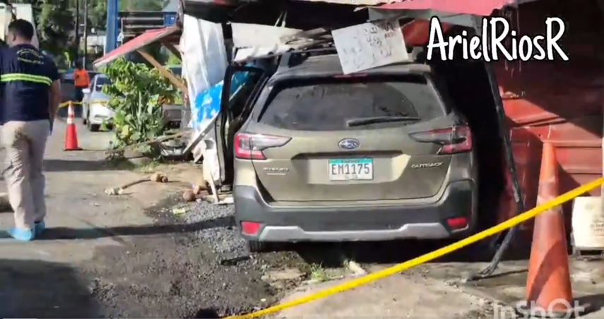 Persecución policial termina con colisión contra un kiosco en Las Cumbres