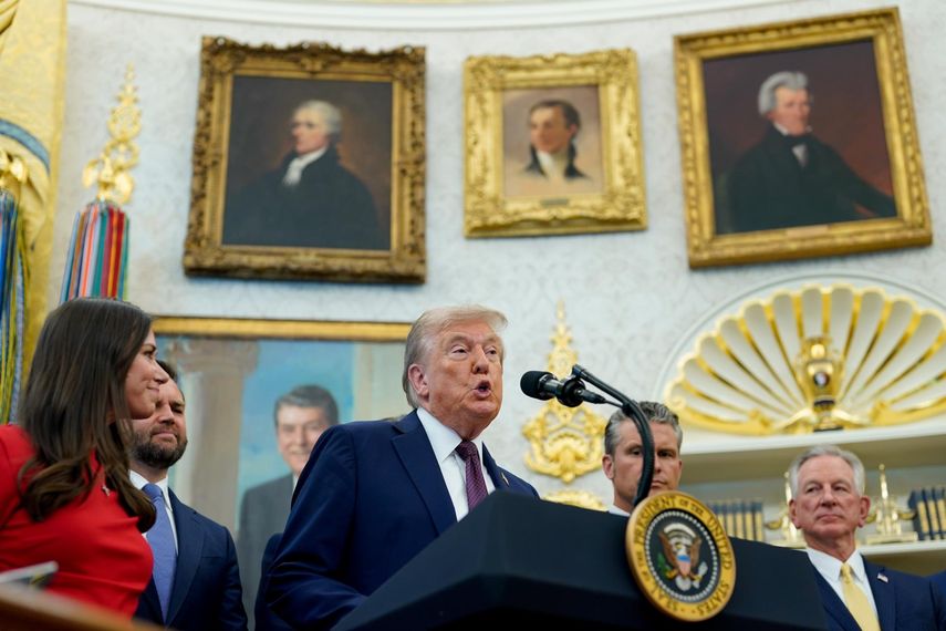 Donald Trump afirma que EE.UU. atacó a un barco cargado con drogas procedente de Venezuela.