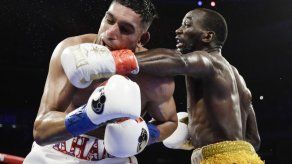 Crawford gana por KO técnico tras un golpe bajo a Khan