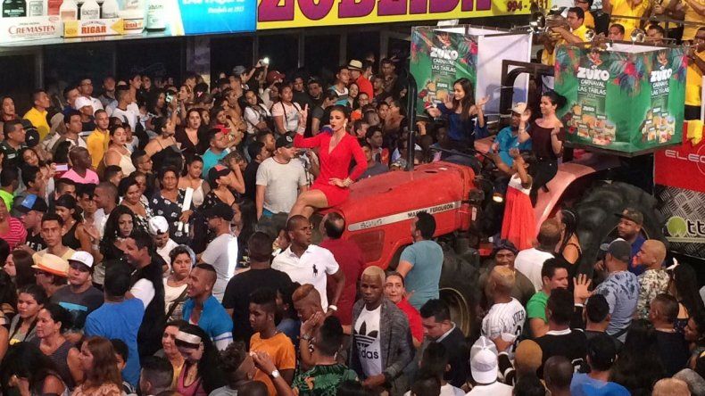 María del Carmen Simons en paseo nocturno del Sábado de Carnaval